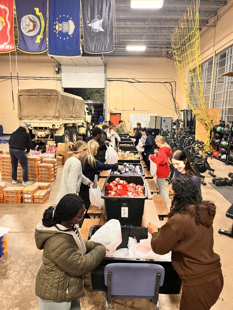 voluneers fill backbacks with food